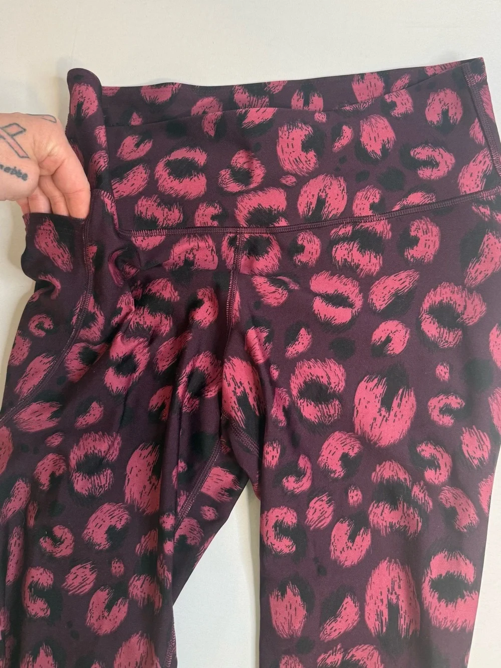 Under Armour HeatGear Leopard Print Compression Capri Leggings Large
